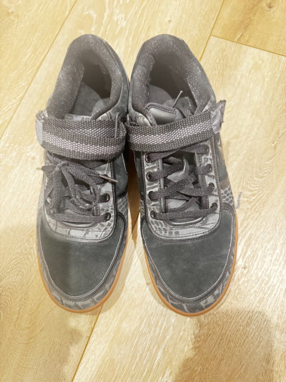 Nike Men’s Black Suede Snake-Trim Sneakers with Gum Sole - Picture 5 of 7